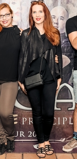 Simone Simons feet photo thumbnail