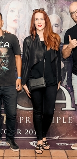 Simone Simons feet photo thumbnail