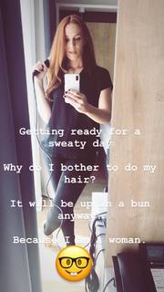 Simone Simons feet photo thumbnail