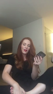 Simone Simons feet photo thumbnail