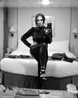 Simone Simons feet photo thumbnail