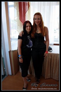 Simone Simons feet photo thumbnail
