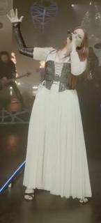 Simone Simons feet photo thumbnail