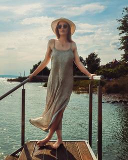 Simone Simons feet photo thumbnail