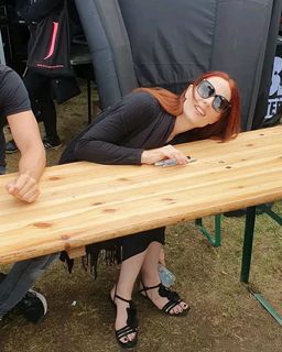 Simone Simons feet photo thumbnail