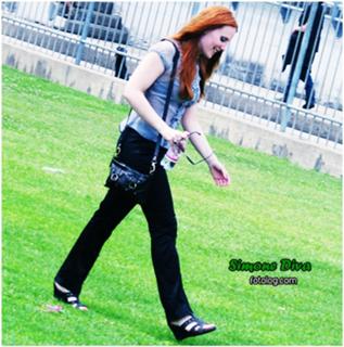 Simone Simons feet photo thumbnail