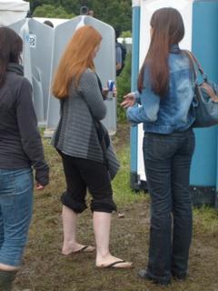 Simone Simons feet photo thumbnail