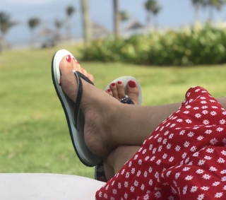 Simple Kaul feet photo 1