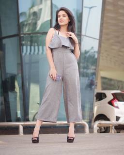 Simran Dhanwani feet photo 16