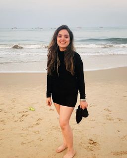 Simran Dhanwani feet photo 5