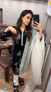 Simran Dhanwani feet photo 1