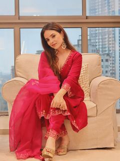 Simran Dhanwani feet photo 15