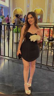Simran Dhanwani feet photo 17