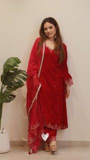 Simran Dhanwani feet photo 16