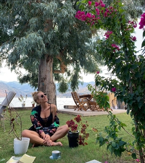 Sinem Kobal feet photo thumbnail