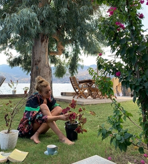 Sinem Kobal feet photo thumbnail