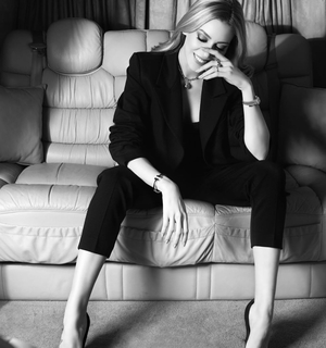 Sinem Kobal feet photo thumbnail