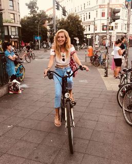 Sinem Kobal feet photo thumbnail