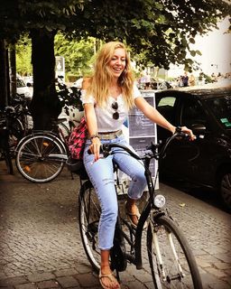 Sinem Kobal feet photo thumbnail