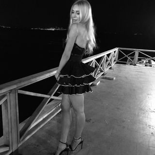 Sinem Kobal feet photo thumbnail