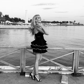 Sinem Kobal feet photo thumbnail