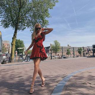 Sinem Kobal feet photo thumbnail