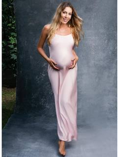 Sinem Kobal feet photo thumbnail