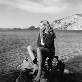 Sinem Kobal feet photo thumbnail