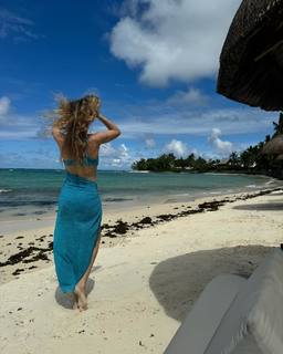 Sinem Kobal feet photo thumbnail