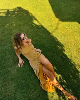 Sinem Kobal feet photo thumbnail