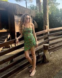 Sinem Kobal feet photo thumbnail