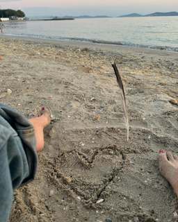 Sinem Kobal feet photo thumbnail