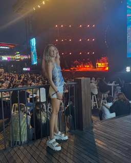 Sinem Kobal feet photo thumbnail