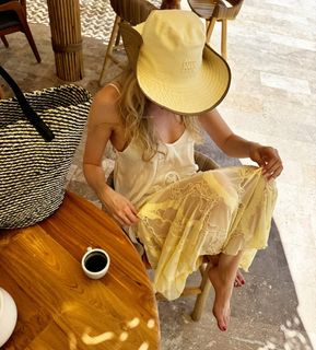 Sinem Kobal feet photo 11