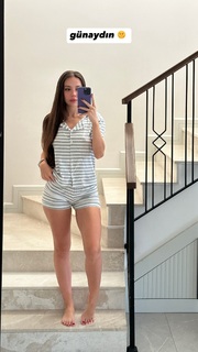 Sinem Özgür feet photo thumbnail