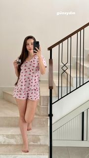 Sinem Özgür feet photo thumbnail