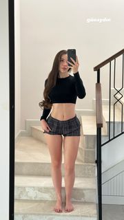 Sinem Özgür feet photo thumbnail