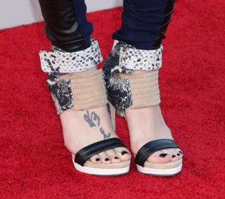 Skylar Grey feet photo thumbnail