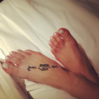 Skylar Grey feet photo thumbnail