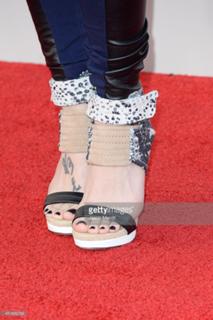 Skylar Grey feet photo thumbnail
