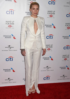 Skylar Grey feet photo thumbnail