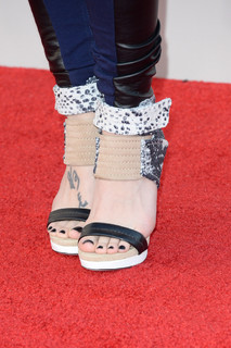 Skylar Grey feet photo thumbnail