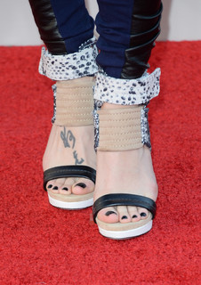 Skylar Grey feet photo thumbnail