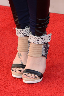 Skylar Grey feet photo thumbnail