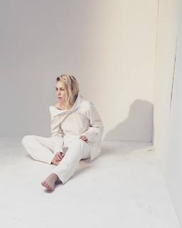 Skylar Grey feet photo thumbnail