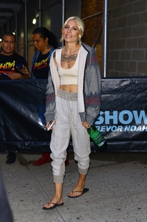 Skylar Grey feet photo thumbnail