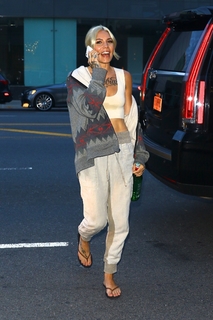 Skylar Grey feet photo thumbnail