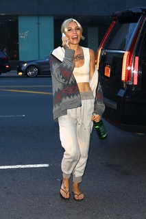 Skylar Grey feet photo thumbnail