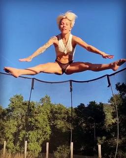 Skylar Grey feet photo thumbnail