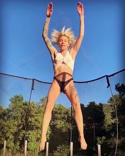 Skylar Grey feet photo thumbnail